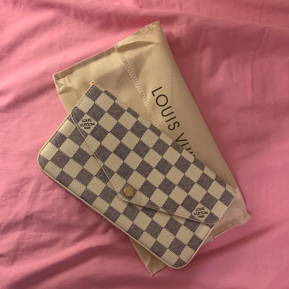 White checkered crossbody pouch chain strap